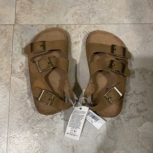 Toddler Old Navy size 7 Tan Velcro Sandals